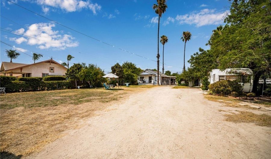 1054 W 10th St, San Bernardino, CA 92411 - 4 Beds, 2 Bath