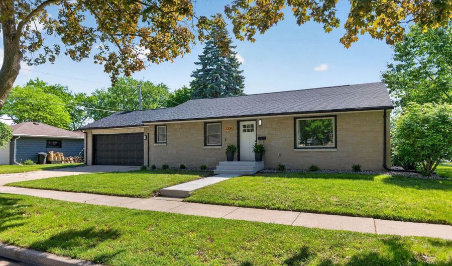 2206 N MCDONALD St, Appleton, WI 54911 - 3 Beds, 1 Bath