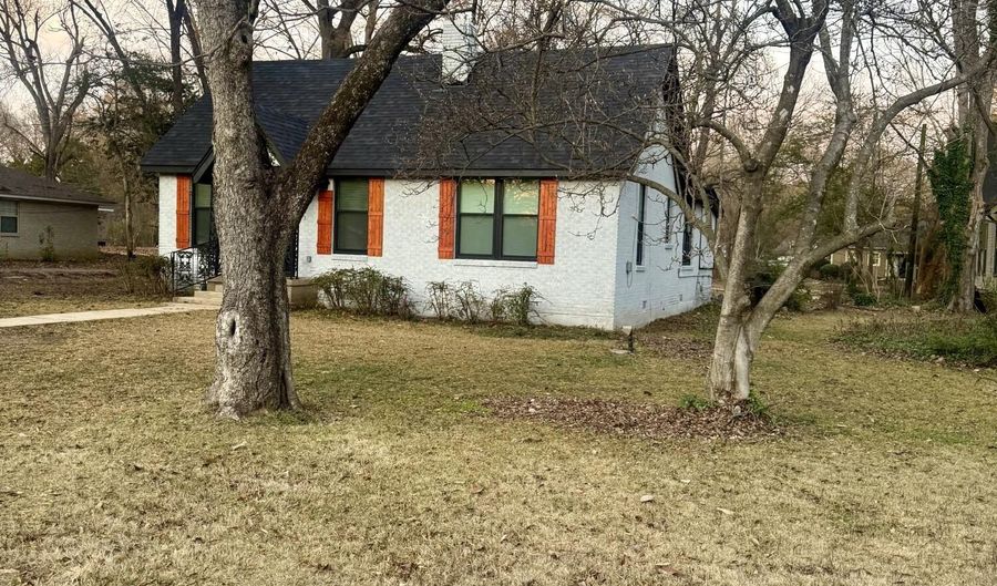 202 Panola Ave, Batesville, MS 38606 - 3 Beds, 2 Bath