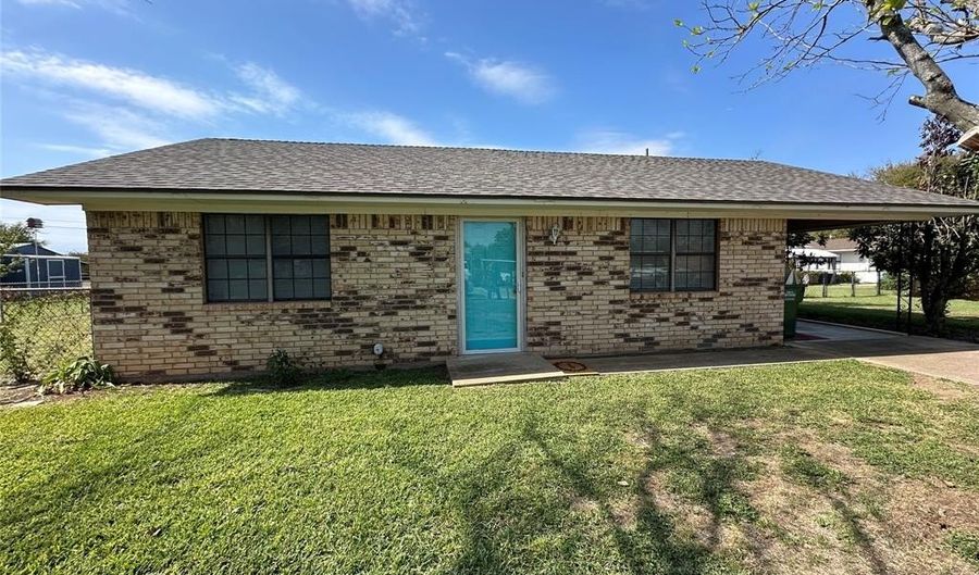 910 Chestnut St, Hico, TX 76457 - 2 Beds, 1 Bath