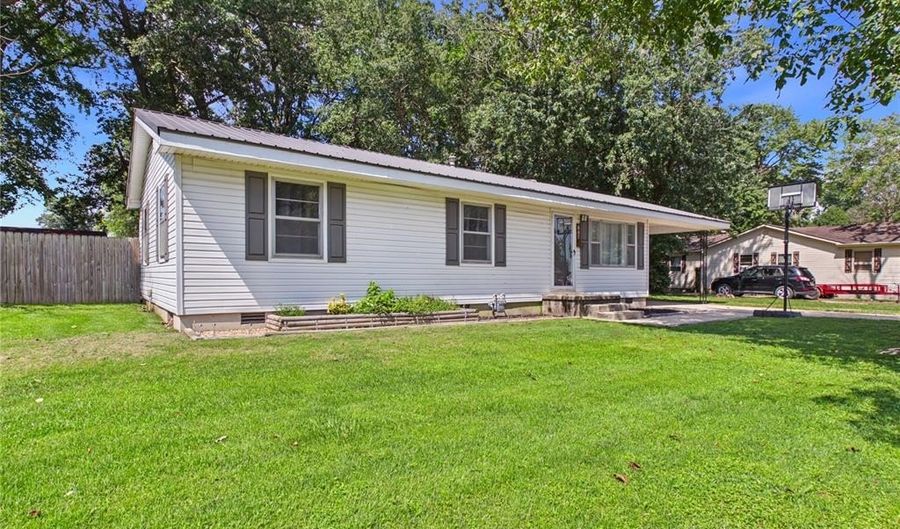 807 W Jenkins St, Advance, MO 63730 - 3 Beds, 1 Bath