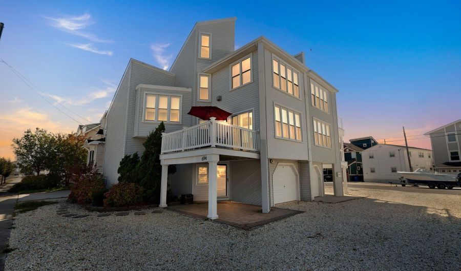 694 21st St, Avalon, NJ 08202 - 4 Beds, 2 Bath