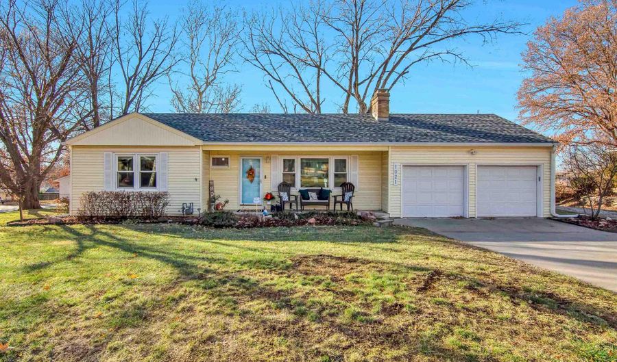 1021 SW Meadow Ln, Topeka, KS 66604 - 5 Beds, 3 Bath