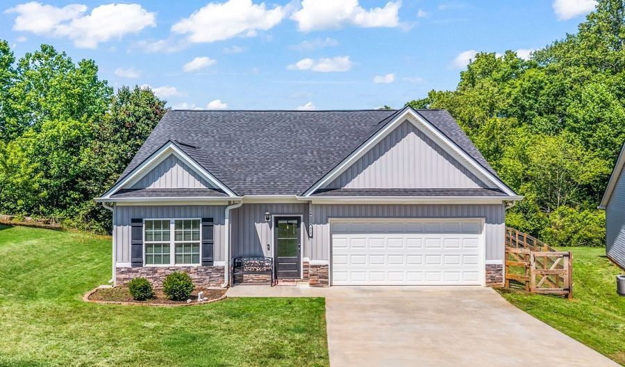 372 Highland Pointe Dr, Alto, GA 30510 - 3 Beds, 2 Bath