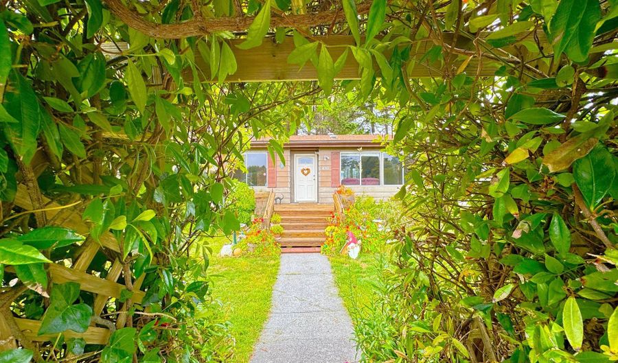 1029 FIFIELD St, Brookings, OR 97415 - 3 Beds, 2 Bath