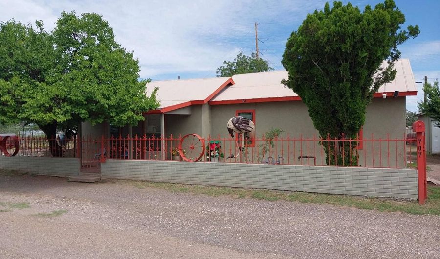 707 W Ave F, Alpine, TX 79830 - 2 Beds, 2 Bath