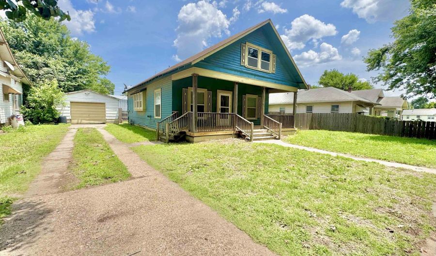 1020 N 1st St, Arkansas City, KS 67005 - 2 Beds, 1 Bath
