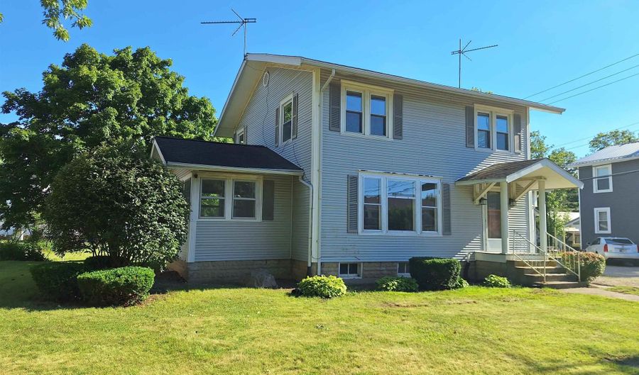 218 Dearborn St, Berne, IN 46711 - 3 Beds, 2 Bath