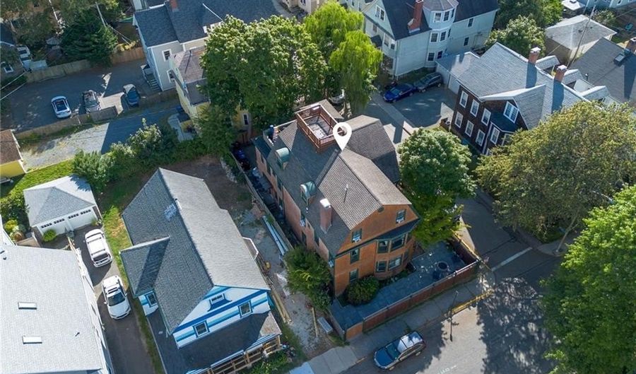 17 Lincoln St, Newport, RI 02840 - 9 Beds, 4 Bath