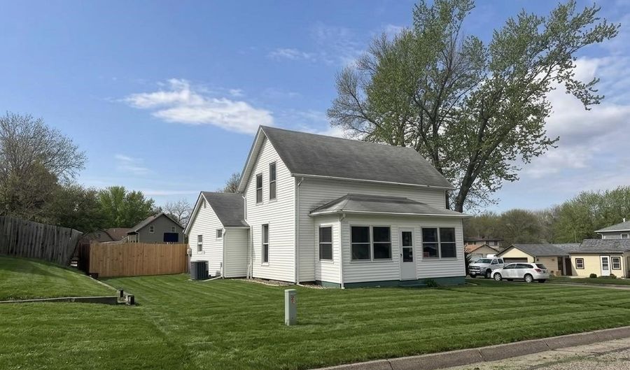 700 Main St, Akron, IA 51001 - 3 Beds, 1 Bath