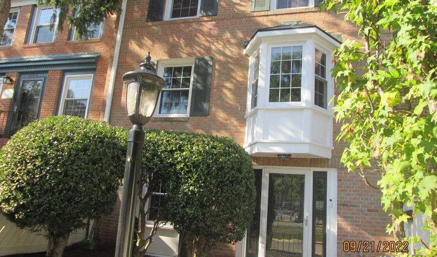 4518 SQUIREDALE Sq, Alexandria, VA 22309 - 4 Beds, 3 Bath