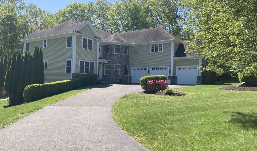 15 Logging Trail Ln, Brookfield, CT 06804 - 4 Beds, 5 Bath