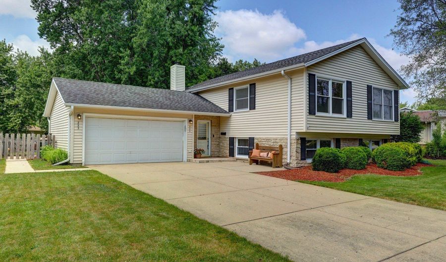 223 W Tanglewood Dr, Arlington Heights, IL 60004 - 4 Beds, 2 Bath