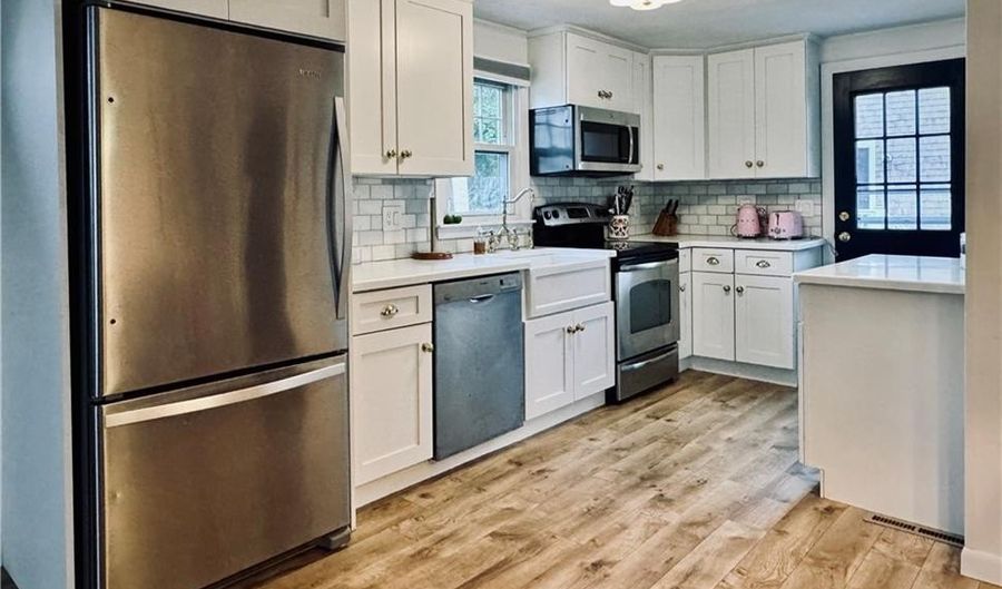 140 Renfrew Ave, Middletown, RI 02842 - 2 Beds, 1 Bath