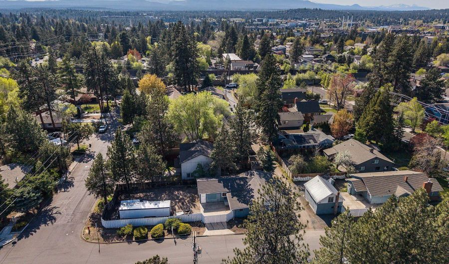 195 SE Roosevelt Ave, Bend, OR 97702 - 2 Beds, 3 Bath