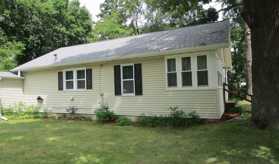 454 Center St, Adams, WI 53910 - 2 Beds, 1 Bath