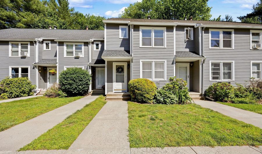 135 Fairway Dr 135, Cheshire, CT 06410 - 2 Beds, 2 Bath