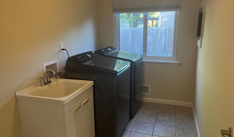 2 Trowbridge Ct, Ann Arbor, MI 48108 - 3 Beds, 1 Bath