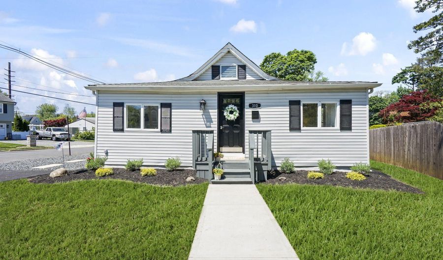 310 East Rd, Belford, NJ 07718 - 2 Beds, 1 Bath