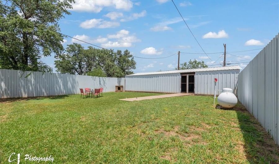 231 Avenue L, Anson, TX 79501 - 2 Beds, 1 Bath