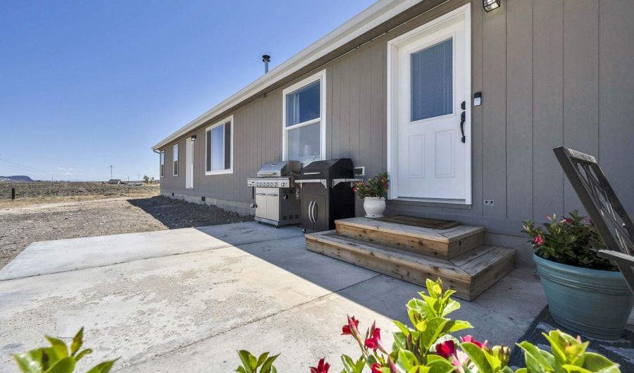 1740 Bello Ct, Fernley, NV 89408 - 4 Beds, 3 Bath