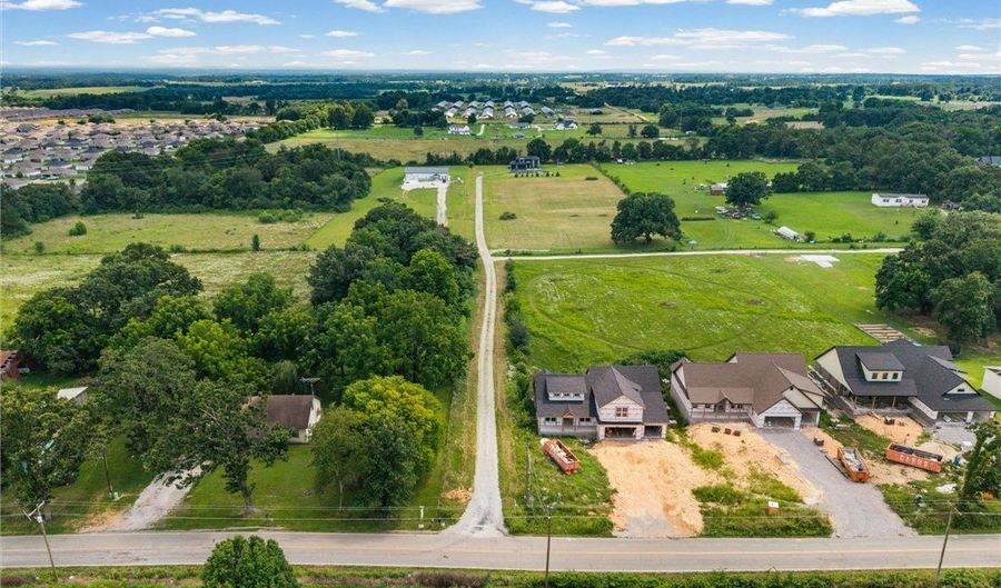 1011 NW Vaughn Rd, Bentonville, AR 72713 - 2 Beds, 3 Bath