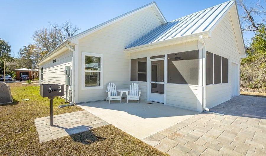 111 11th St, Apalachicola, FL 32320 - 3 Beds, 2 Bath