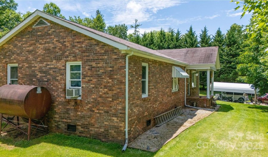 1424 Bear Creek Rd, Bakersville, NC 28705 - 3 Beds, 1 Bath