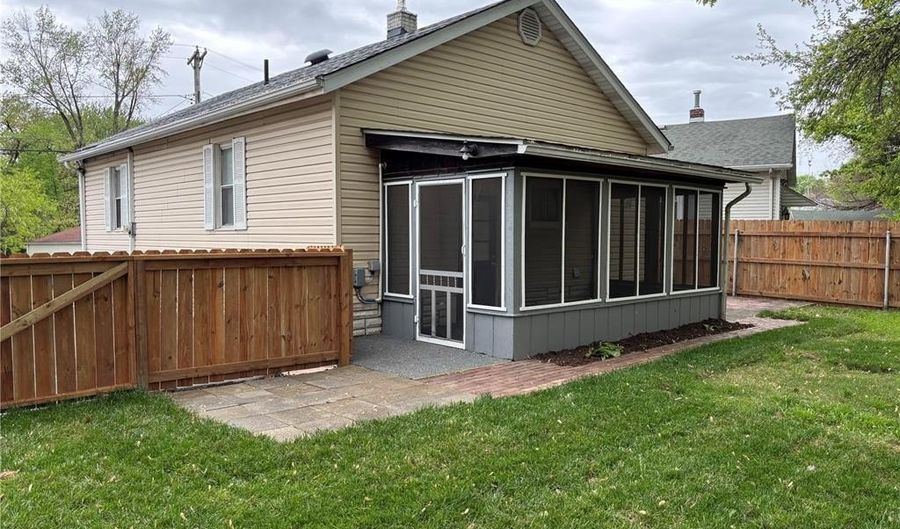 2918 Hillcrest Ave, Alton, IL 62002 - 2 Beds, 2 Bath