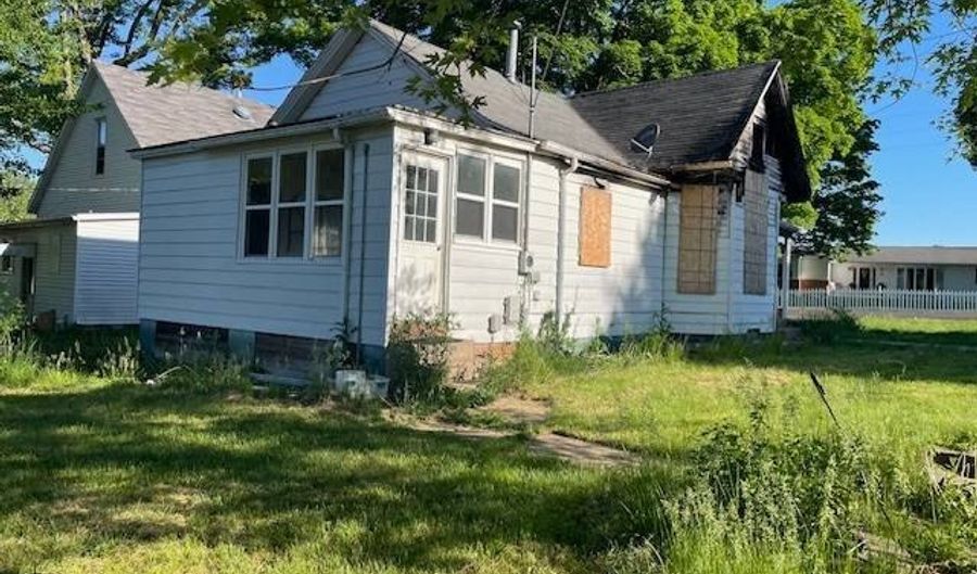 210 E Virginia Rd, Arenzville, IL 62611 - 2 Beds, 2 Bath