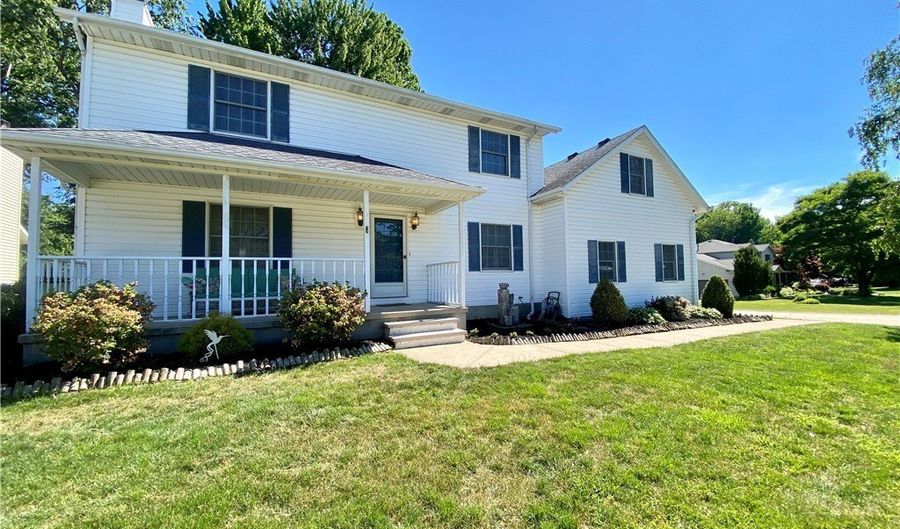 869 MOSS CANYON Dr, Amherst, OH 44001 - 4 Beds, 3 Bath