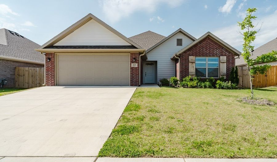 221 Palm St, Bentonville, AR 72713 - 3 Beds, 2 Bath
