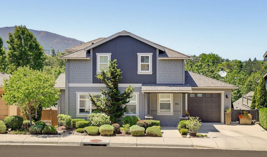 955 Overlook Dr, Ashland, OR 97520 - 3 Beds, 3 Bath