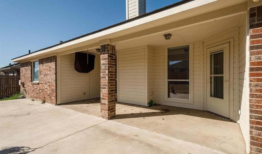 706 Lakeview Dr, Alvarado, TX 76009 - 3 Beds, 2 Bath