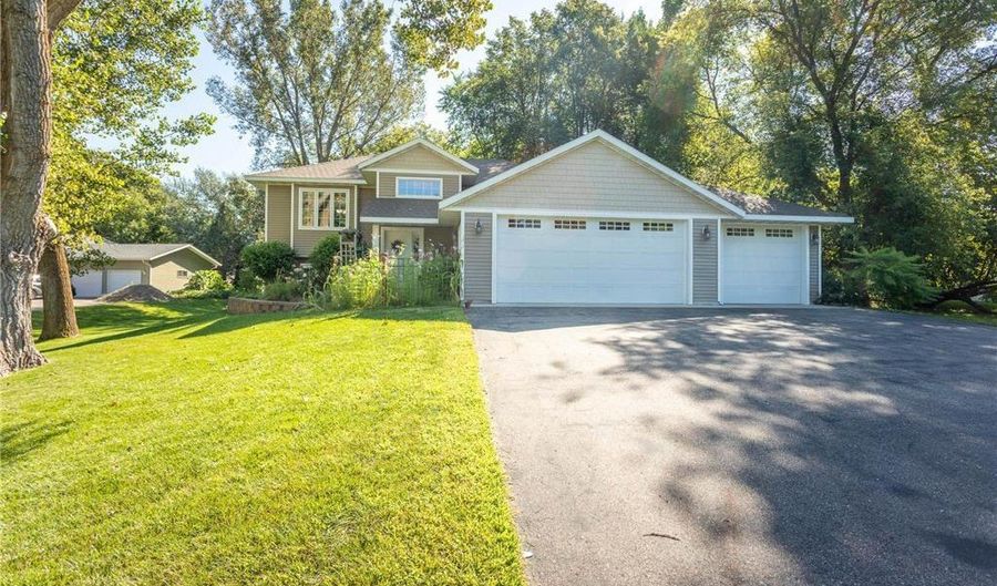 305 E Lake Geneva Rd NE, Alexandria, MN 56308 - 4 Beds, 2 Bath