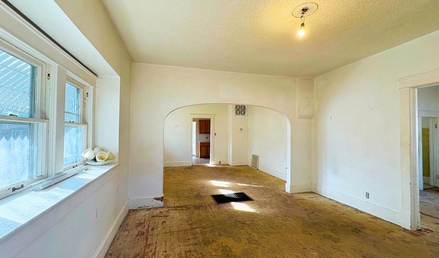 811 S D St, Arkansas City, KS 67005 - 2 Beds, 1 Bath