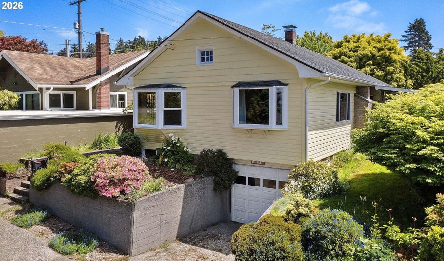 1814 4th St, Astoria, OR 97103 - 3 Beds, 1 Bath