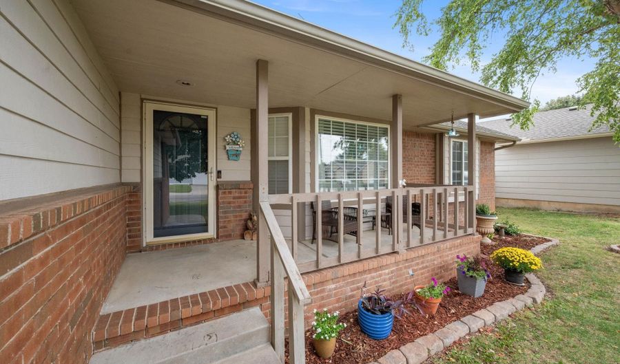 6167 E Quail Ridge Ct, Bel Aire, KS 67220 - 5 Beds, 3 Bath