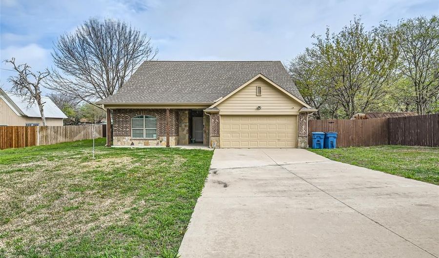 204 W Patton Ave, Alvarado, TX 76009 - 3 Beds, 2 Bath