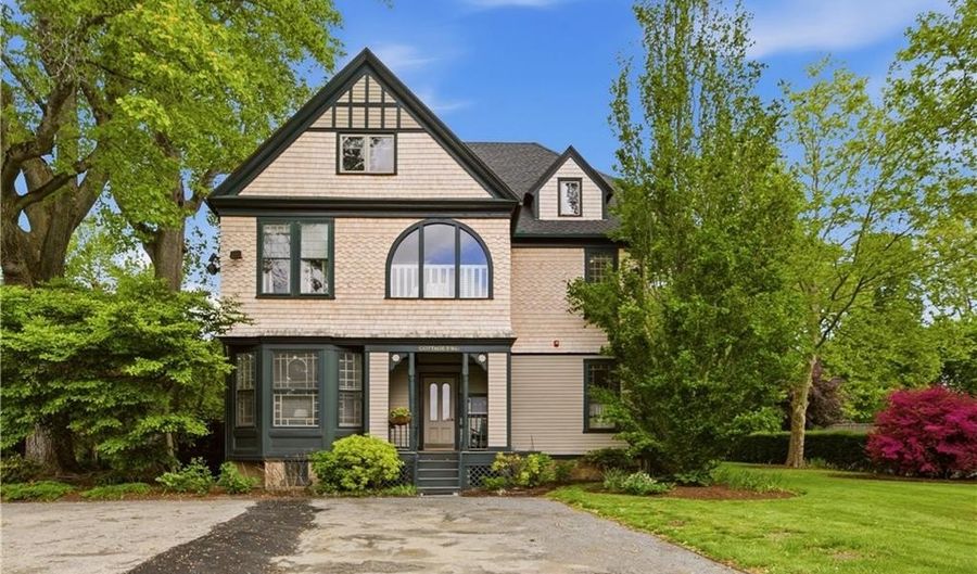 158 Narragansett Ave I, Newport, RI 02840 - 2 Beds, 2 Bath