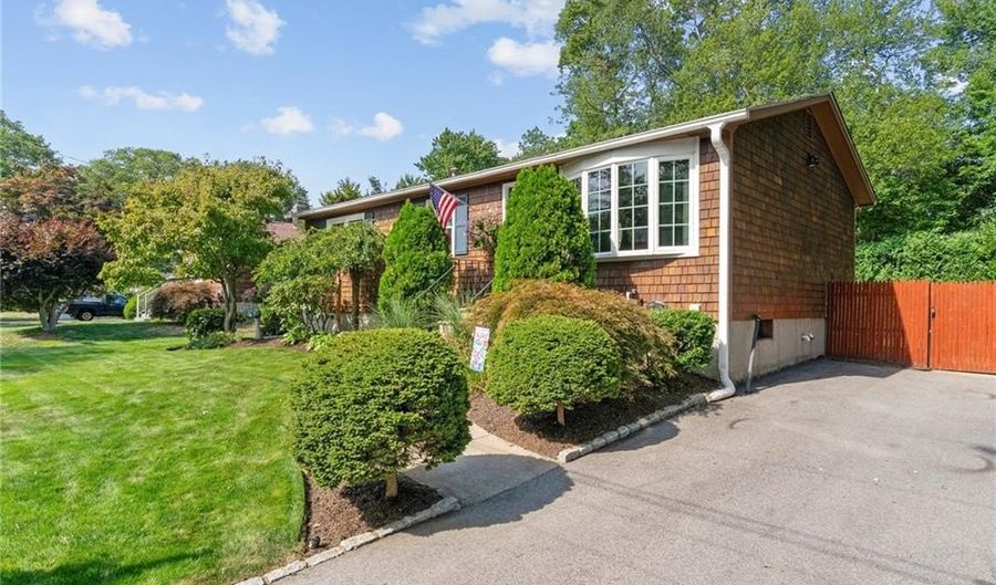 72 Winifred Ave, Warwick, RI 02889 - 3 Beds, 1 Bath