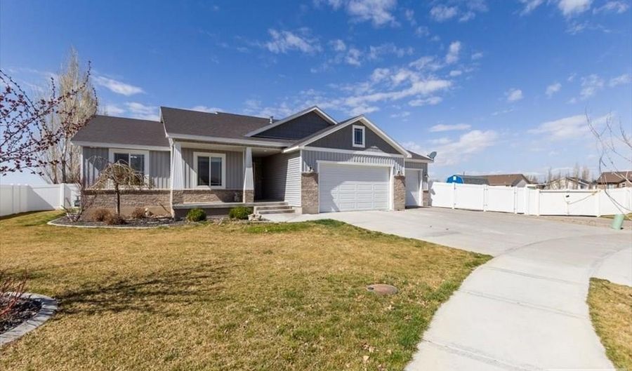 5776 Cedarwood Ln, Ammon, ID 83406 - 6 Beds, 3 Bath