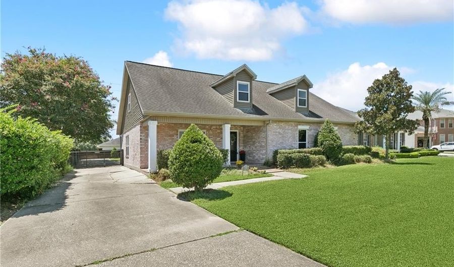 205 STONEHAVEN Dr, Belle Chasse, LA 70037 - 5 Beds, 3 Bath