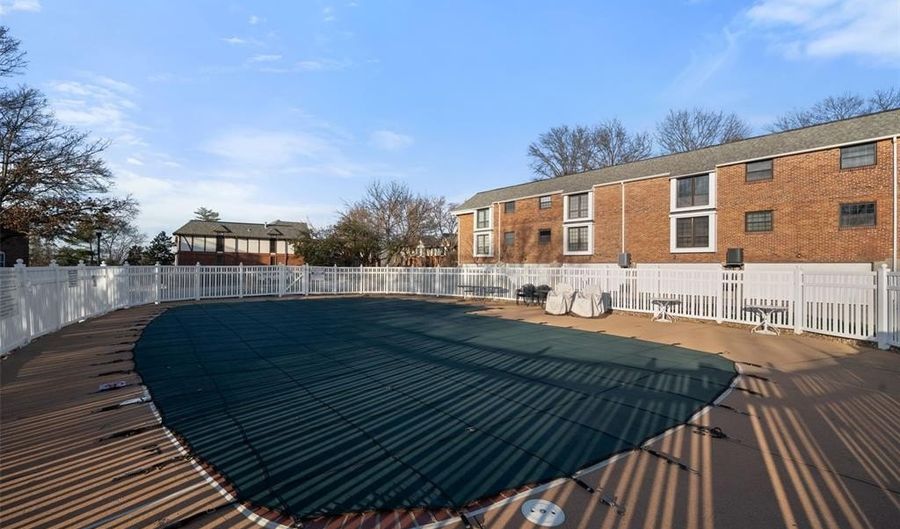 917 Claytonbrook Dr 3, Ballwin, MO 63011 - 2 Beds, 2 Bath