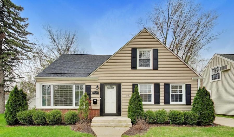 909 E Oakton St, Arlington Heights, IL 60004 - 3 Beds, 2 Bath