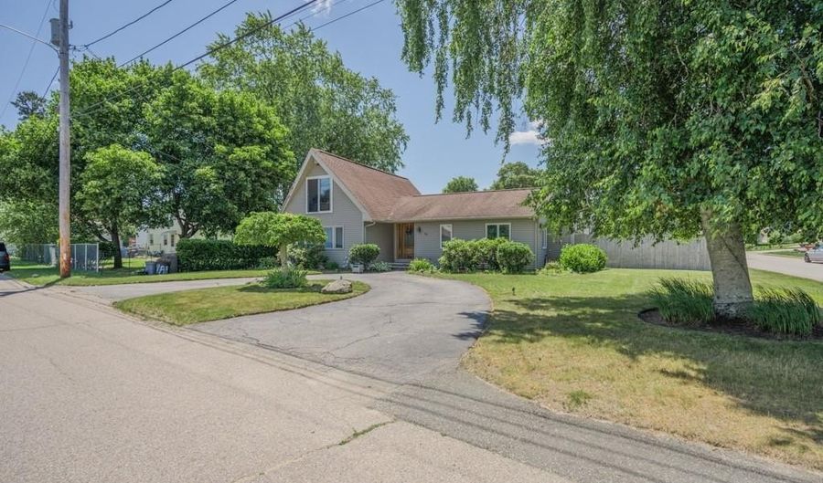 76 Midvale Ave, Cranston, RI 02920 - 2 Beds, 2 Bath