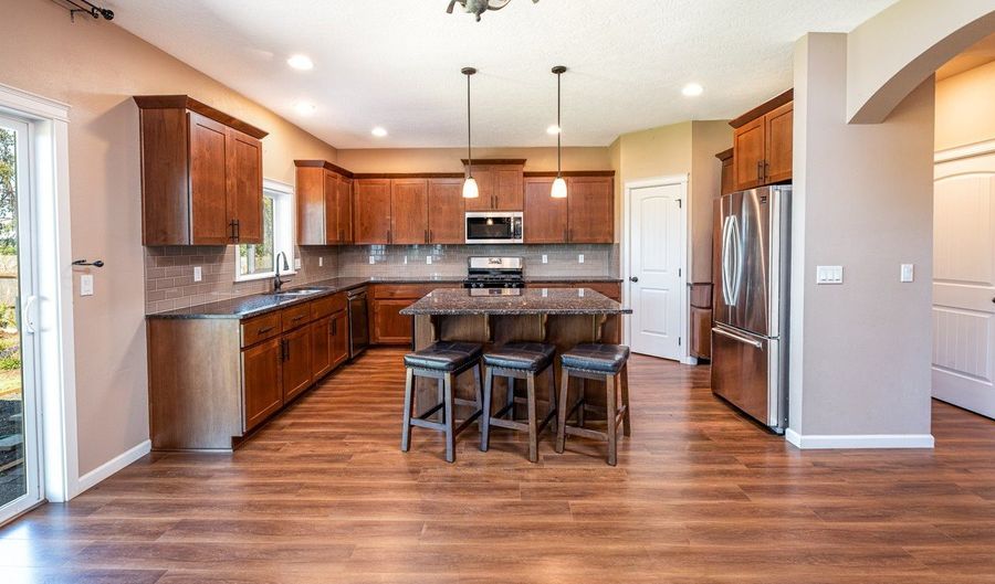 2000 NE SUMMIT Dr, Albany, OR 97321 - 4 Beds, 3 Bath