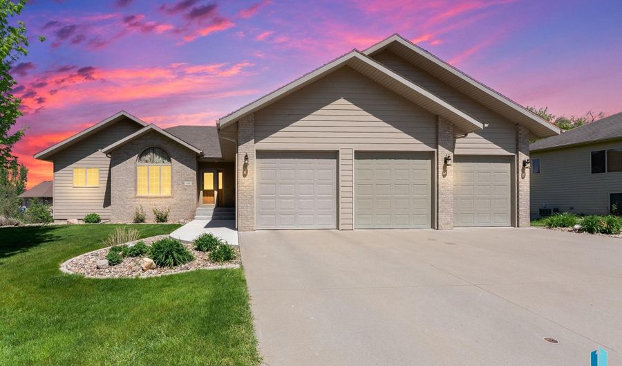 608 N Riverwood Cir, Brandon, SD 57005 - 6 Beds, 3 Bath