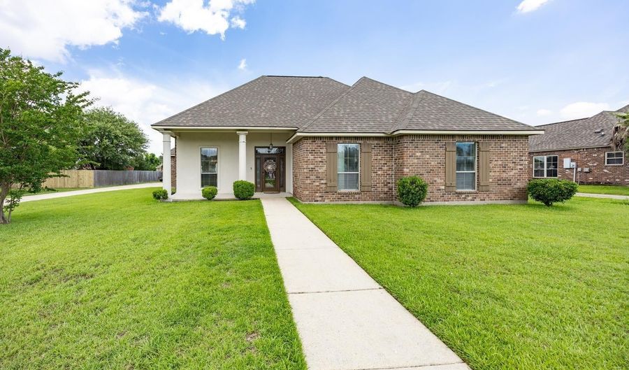 3324 Rivers Edge Dr, Addis, LA 70710 - 4 Beds, 2 Bath