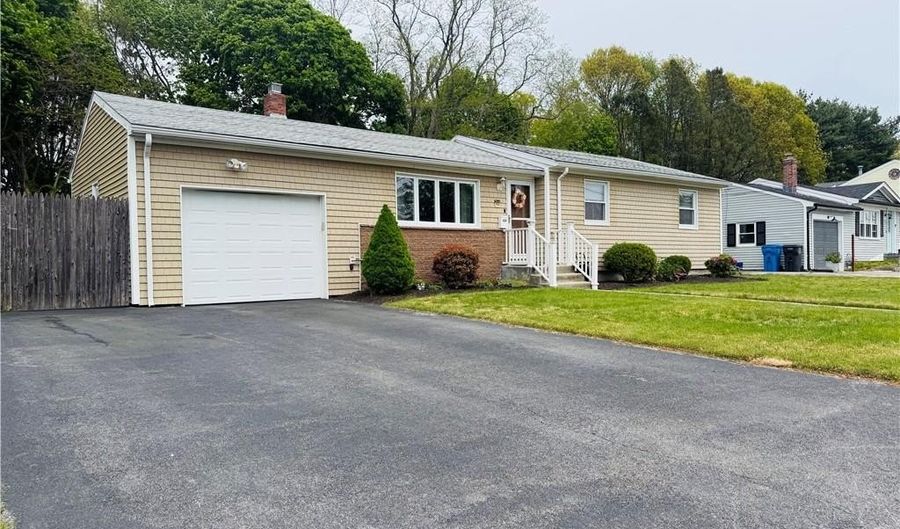 124 Zinnia Dr, Cranston, RI 02920 - 3 Beds, 2 Bath
